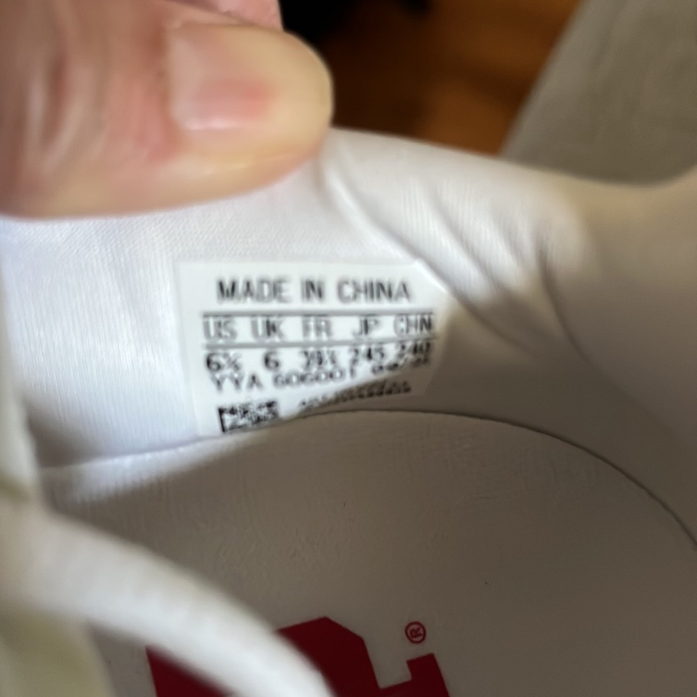 Adidas shoes Size 6.5 new without tag white with red strips - Picture 6 of 6